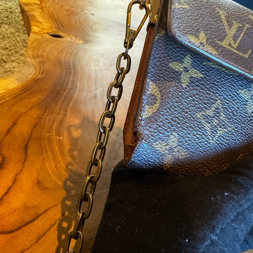 LOUIS VUITTON
Monogram Porte Tresor Etui Papiers
Wallet vintage converted - Picture 13 of 17